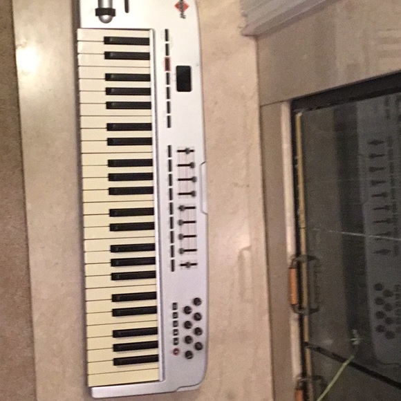 MIDI Keyboard controller - Picture 1 of 8